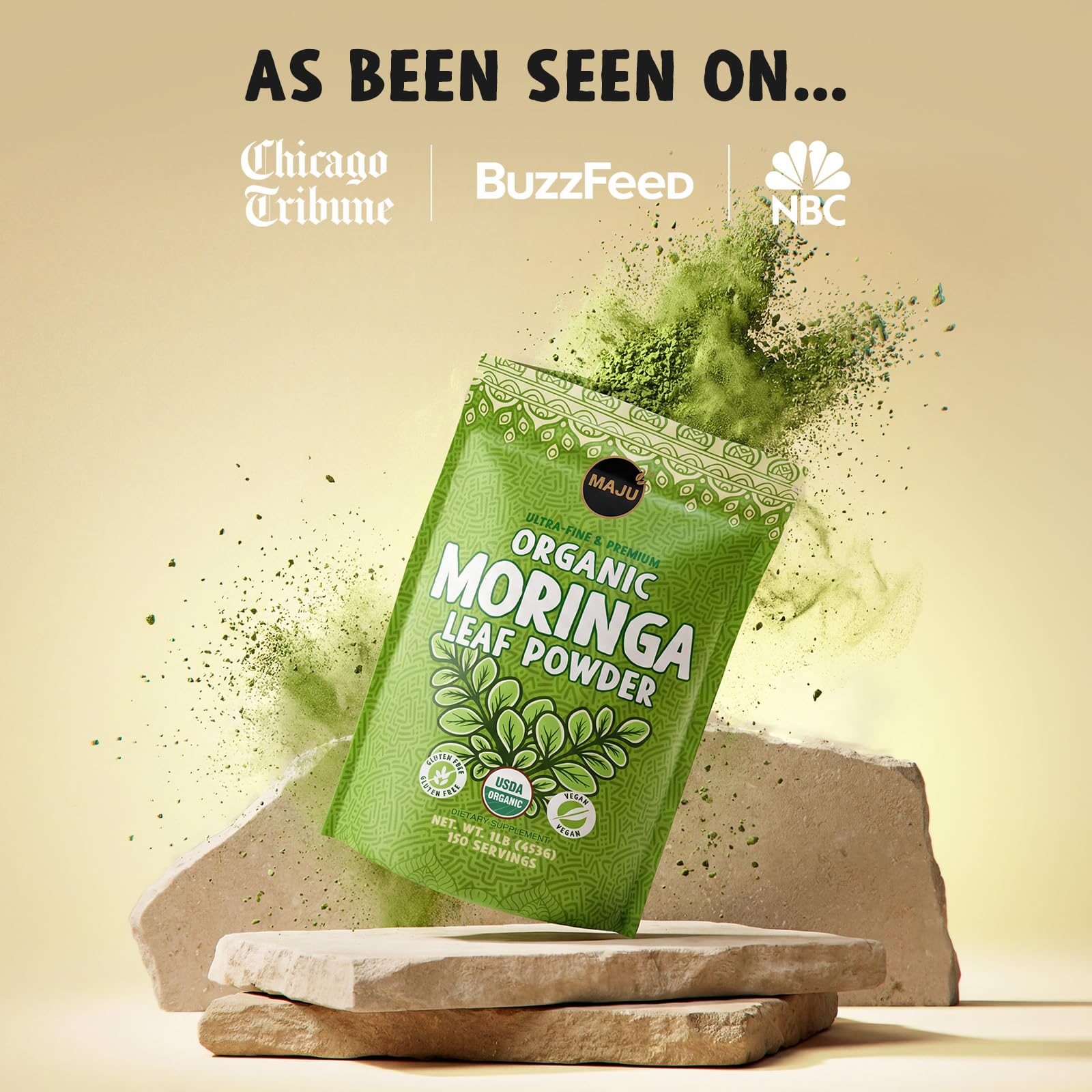 Maju Superfoods polvo de moringa junto a taza de té, infusión rápida