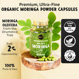 Maju Superfoods cápsulas abiertas con polvo verde extra-fino y pureza