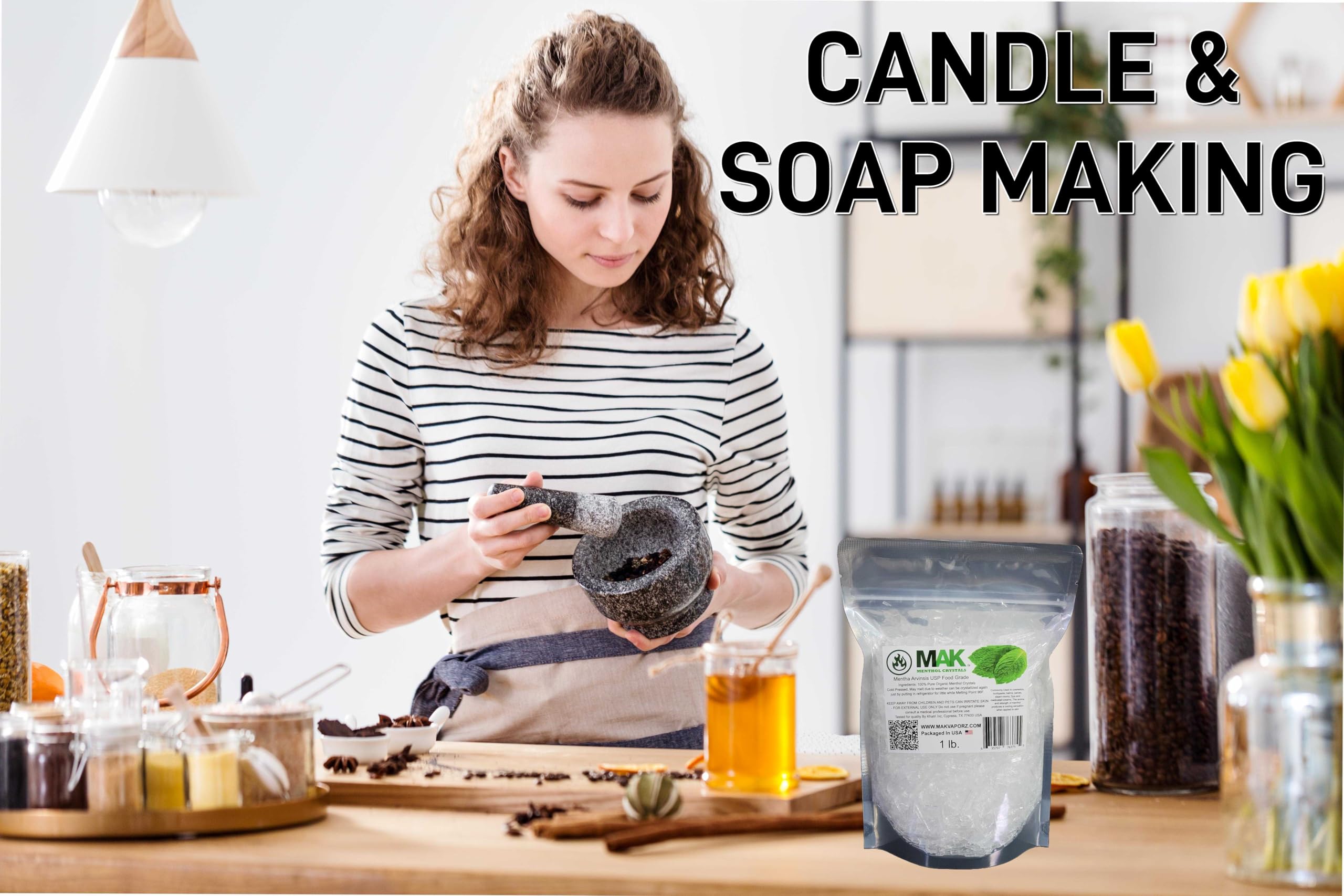 MAK persona mezclando cristales en bálsamo casero, aroma personalizable