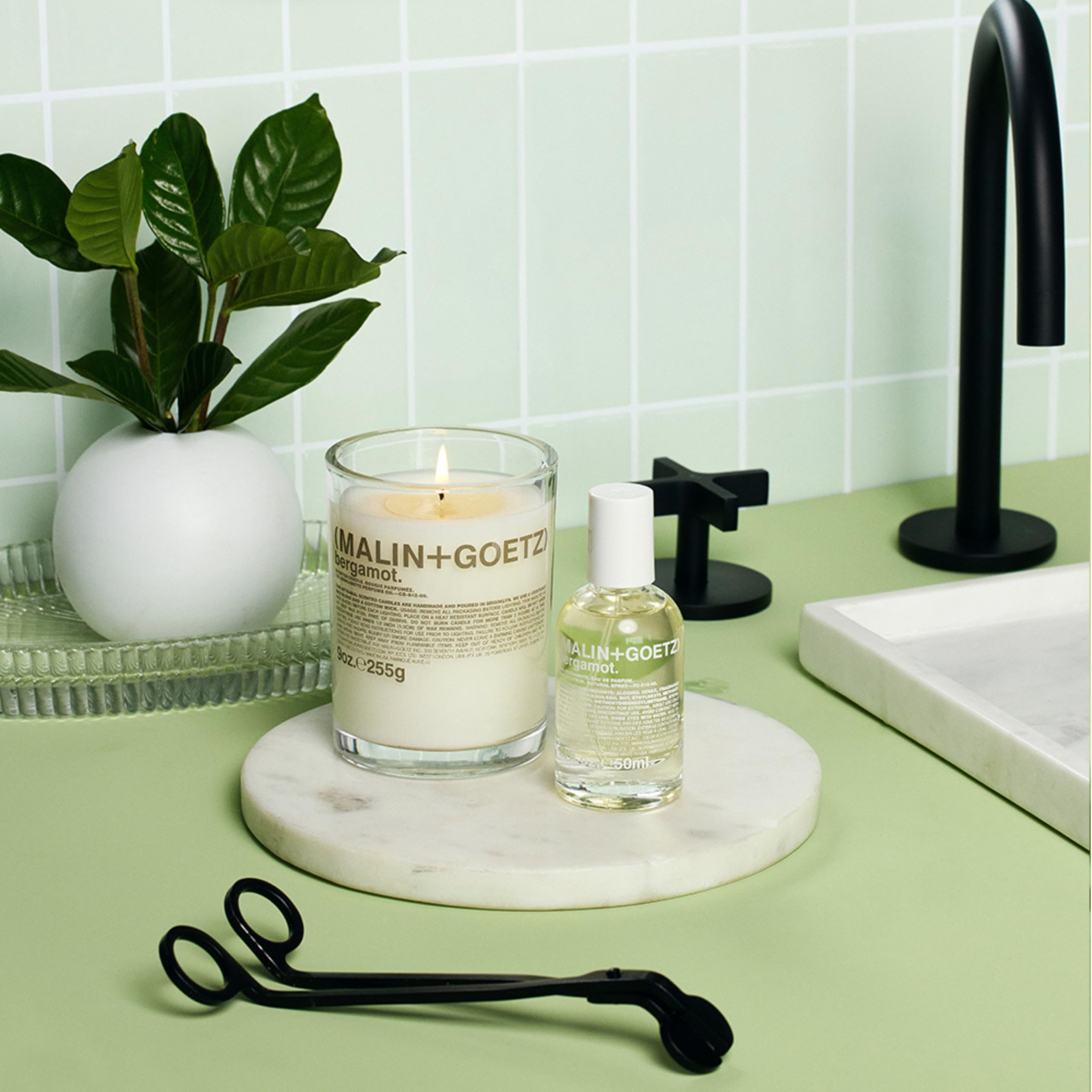 MALIN+GOETZ etiqueta y frasco mostrando fragancia bergamot reconocible
