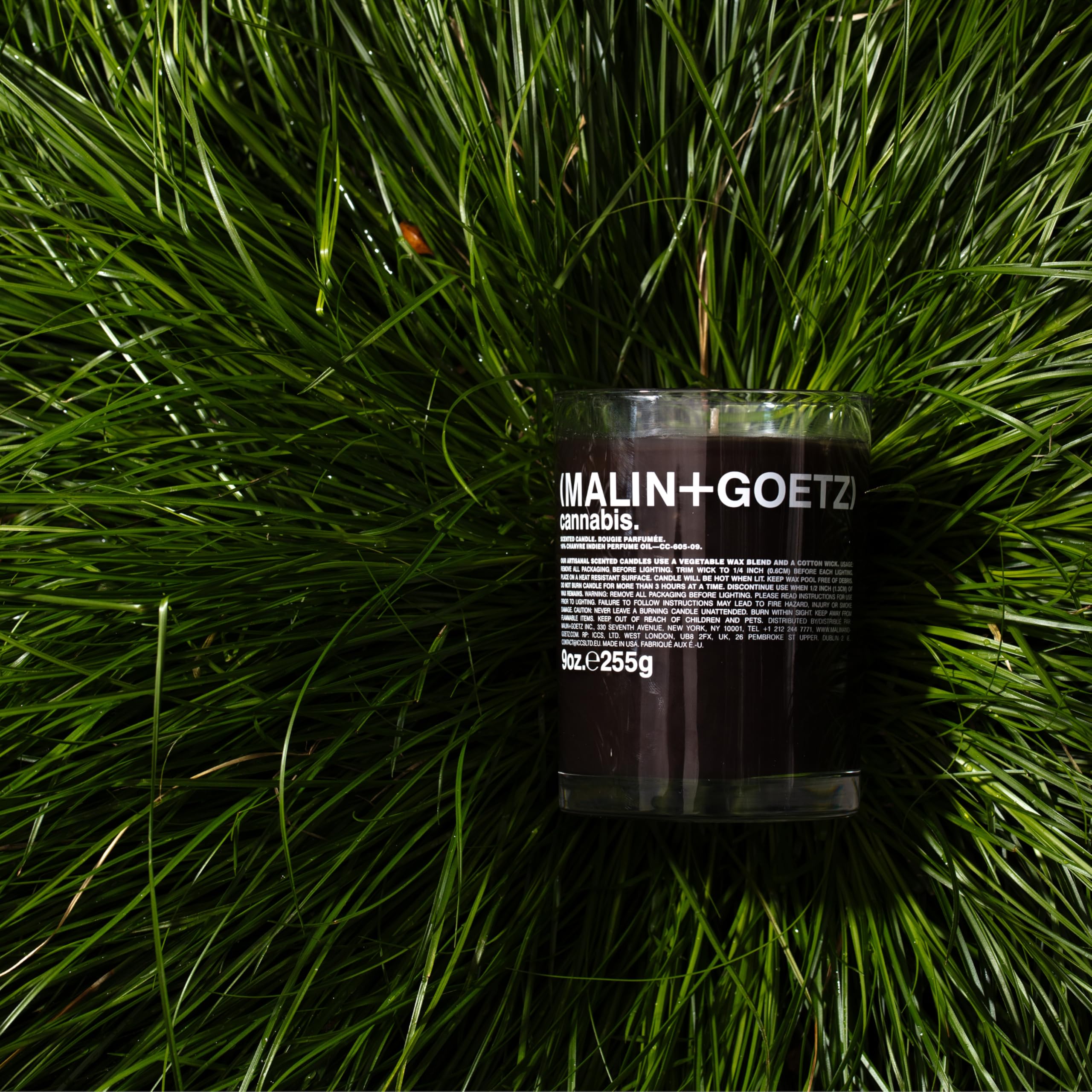 MALIN+GOETZ vela Cannabis comparada en mano, tamaño 9 oz claro