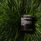 MALIN+GOETZ vela Cannabis comparada en mano, tamaño 9 oz claro