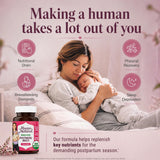 Mama Natural cápsula tomada en la mano para fácil una toma diaria
