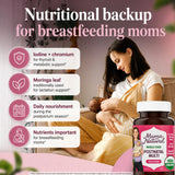 Mama Natural madre posparto tomando suplemento en rutina diaria