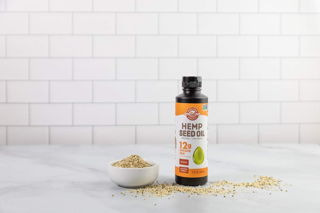 Manitoba Harvest botella 32 fl oz junto a frutas y utensilios para escala