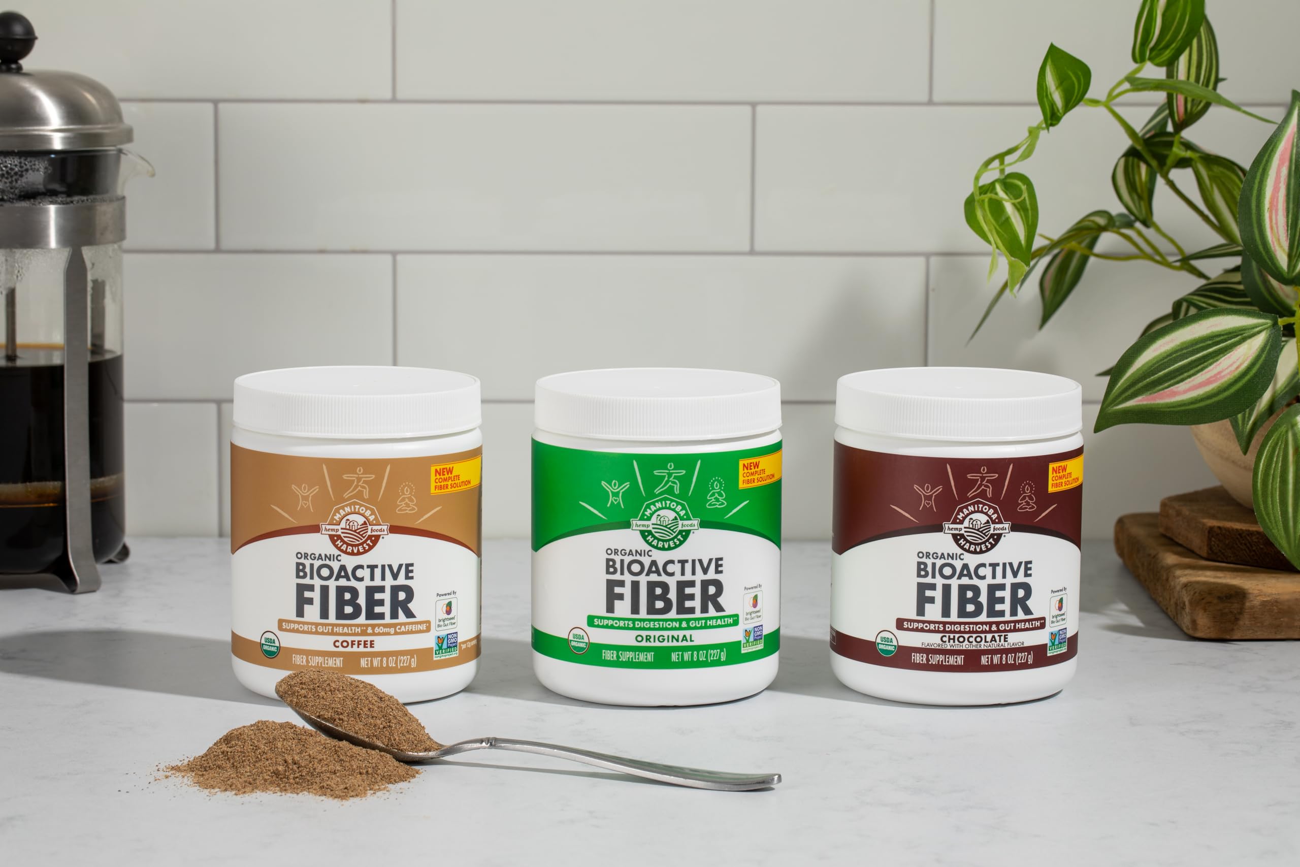 Manitoba Harvest envase junto a una cuchara para comparar tamaño y porción
