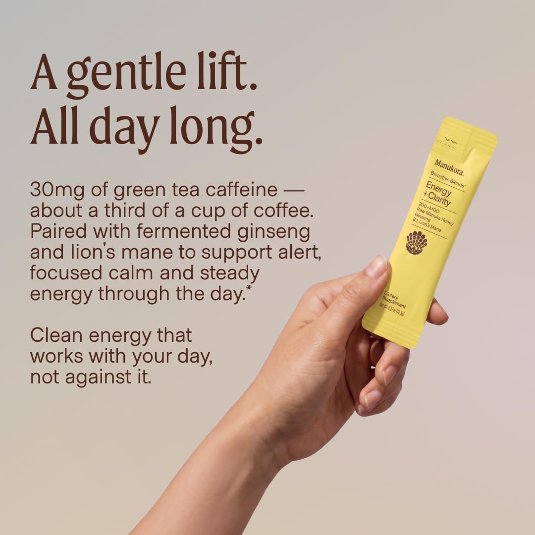 Manukora sobre disuelto en taza de té aportando energía y sabor suave