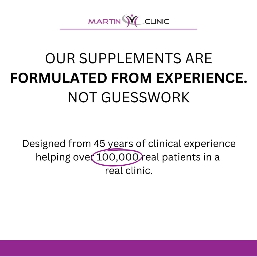 martin clinic cápsulas en la mano para indicar cantidad por toma y escala real