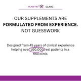 martin clinic cápsulas en la mano para indicar cantidad por toma y escala real