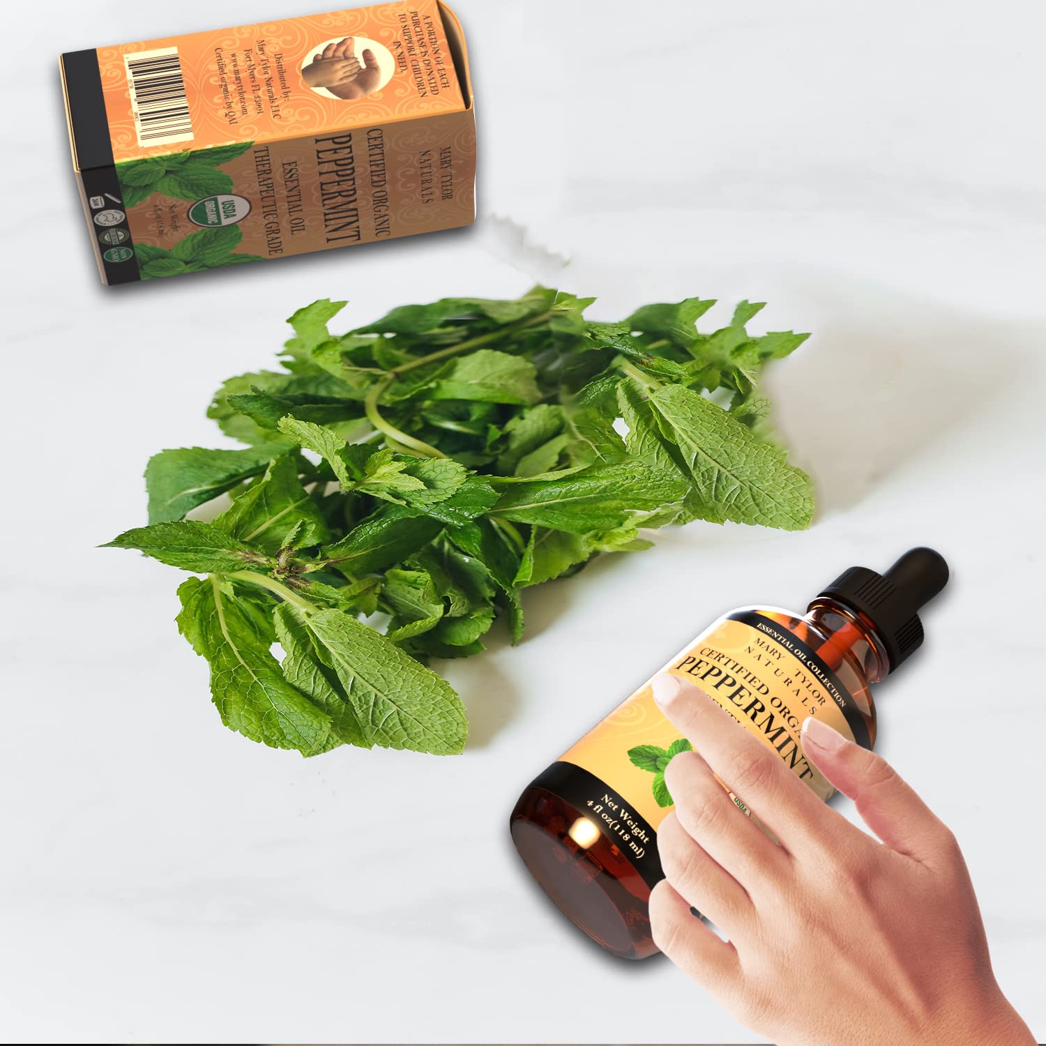 Mary Tylor Naturals frasco en mano para mostrar tamaño y fácil manejo