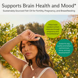 Caja y cápsulas MaternaPure en mano para comparar tamaño y dosis