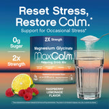 Comparación de tamaño Max Calm 8 oz versus mano para escala