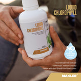 Maxler toss en vaso mezclado con agua que facilita consumo diario