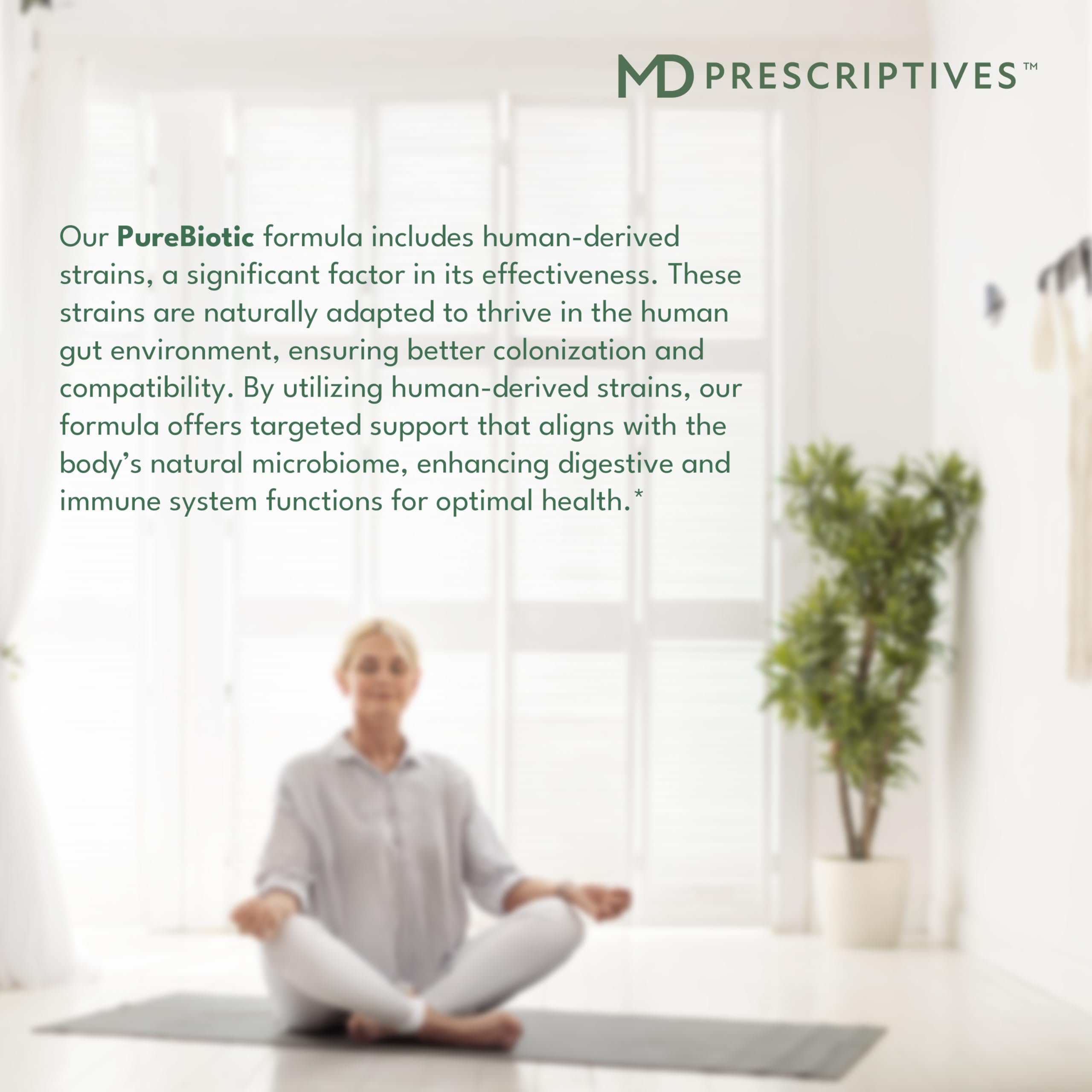 MD Prescriptives PureBiotic persona sosteniendo cápsula para toma diaria
