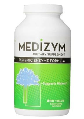 Medizym comprimido junto a moneda para comparar tamaño y dosis