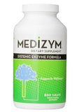 Medizym comprimido junto a moneda para comparar tamaño y dosis