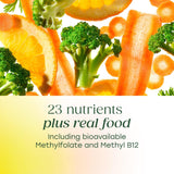 MegaFood persona toma tabletas en mano apoyo diario de nutrientes