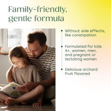 MegaFood suplemento en mano y cucharas, práctico para toda la familia