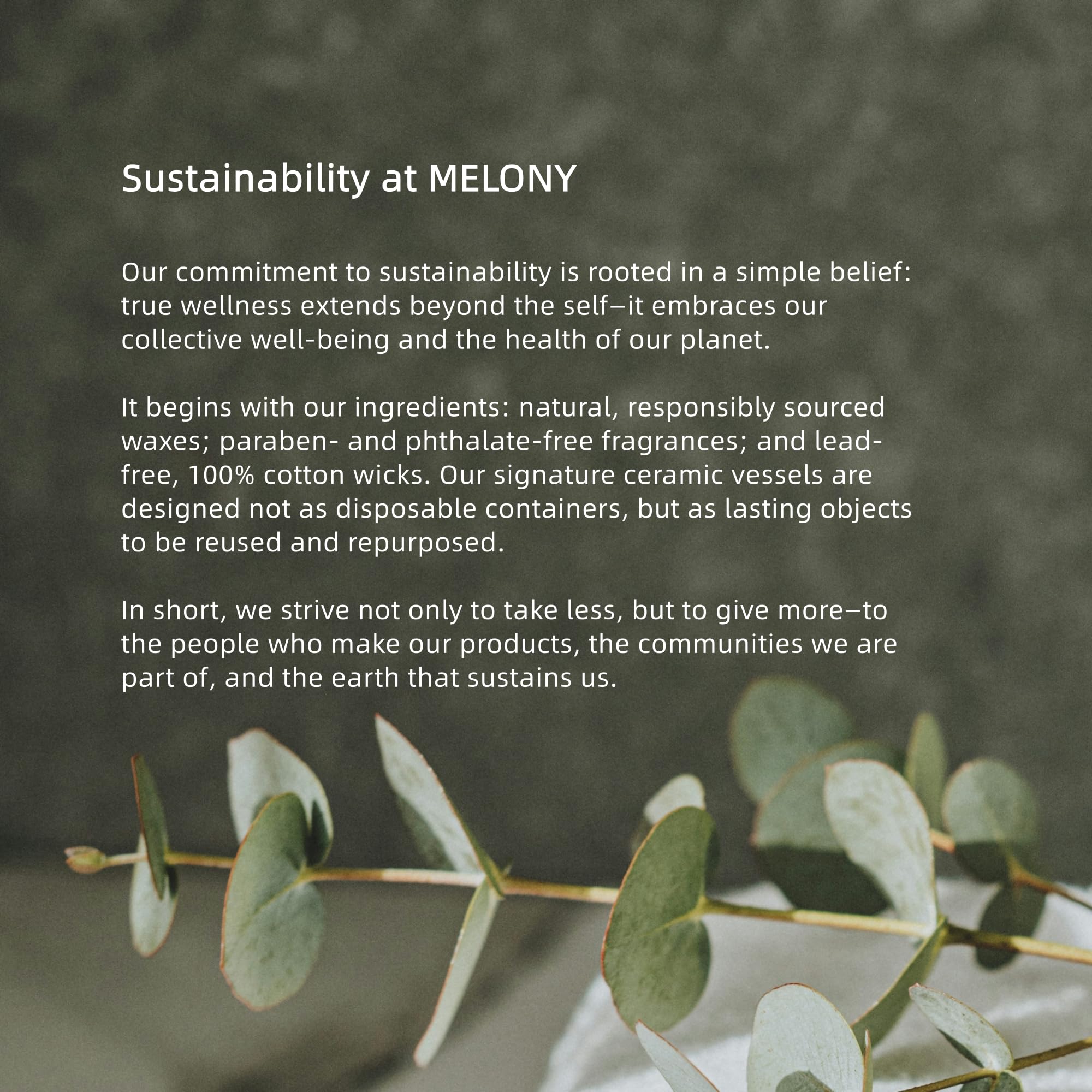 MELONY vela en ambiente relajado con toallas, su aroma ámbar vainilla crea atmósfera