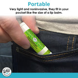 mEssentials inhalador en mano para comparar tamaño real y demostrar su transporte fácil en bolsillo
