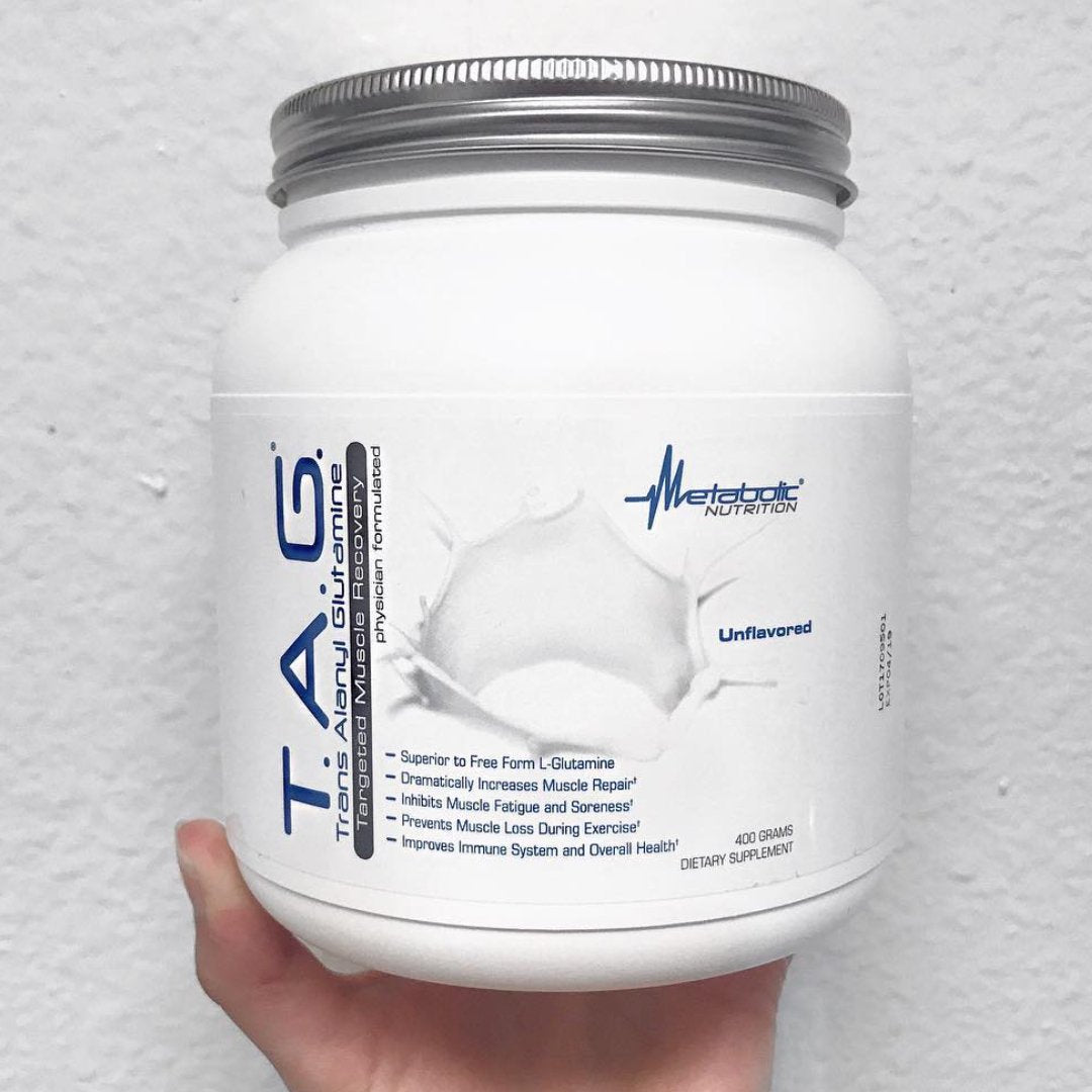 Metabolic Nutrition uso en gimnasio con botella mostrando practicidad postentreno