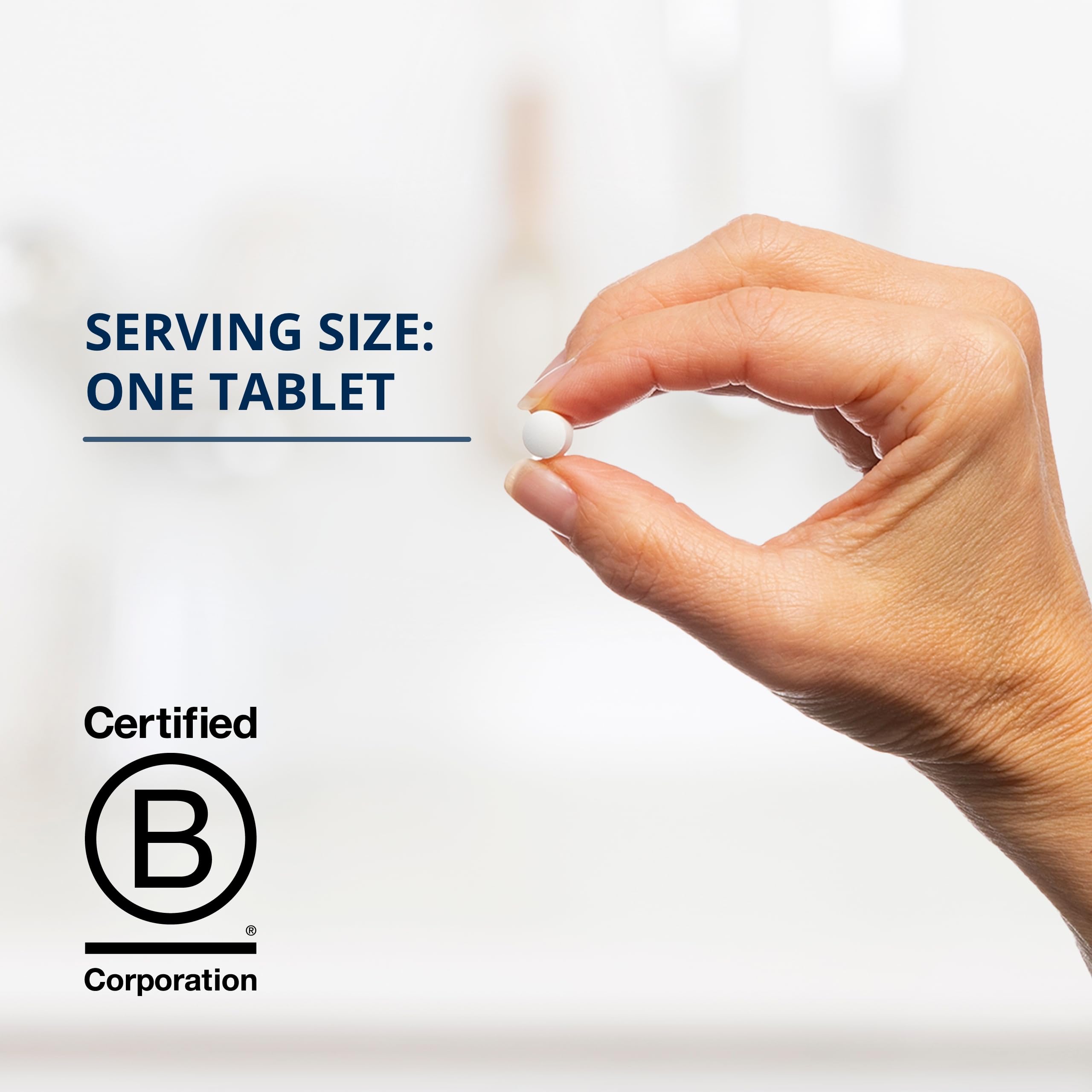 Tabletas Metagenics FolaPro en mano demostrando tamaño práctico y conveniencia
