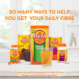 Escena de cocina con Metamucil integrado en receta saludable para complementar la dieta