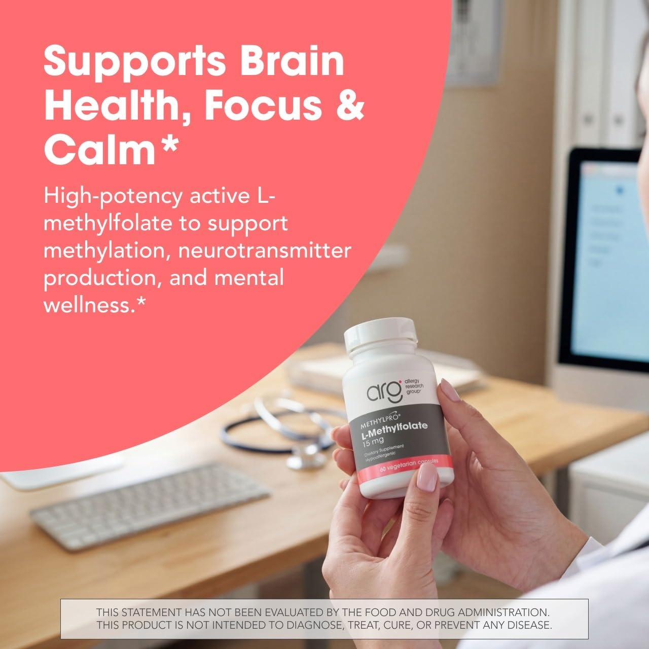 MethylPro cápsula en mano para ver la escala y dosificación recomendada