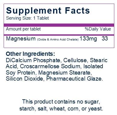 Scoop de MG PLUS PROTEIN en vaso mezclándose con batido, preparación rápida y cómoda