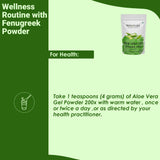 mi Nature persona manipulando el polvo de aloe, dosificación sencilla