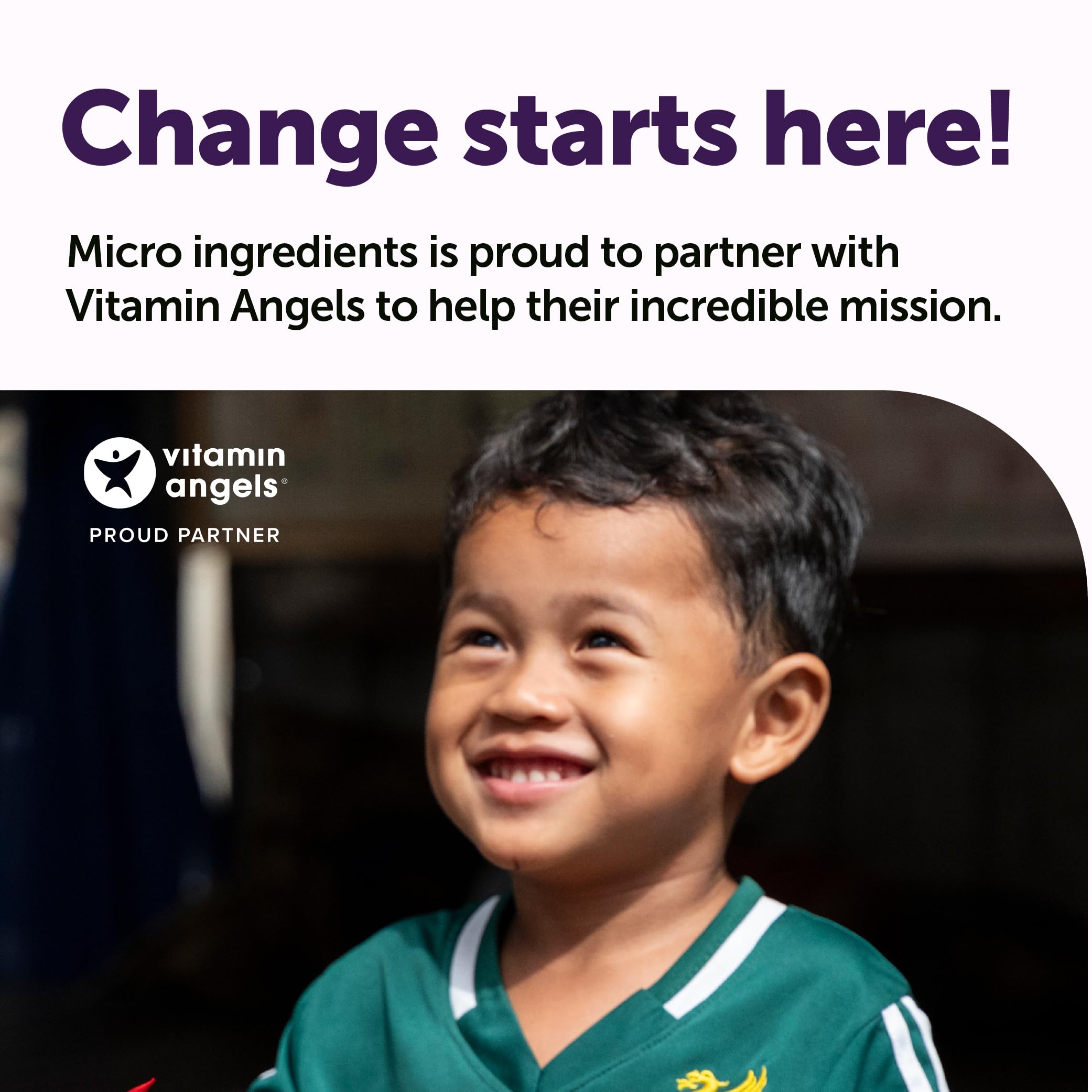 Micro Ingredients envase en cocina junto a botella de agua para uso diario