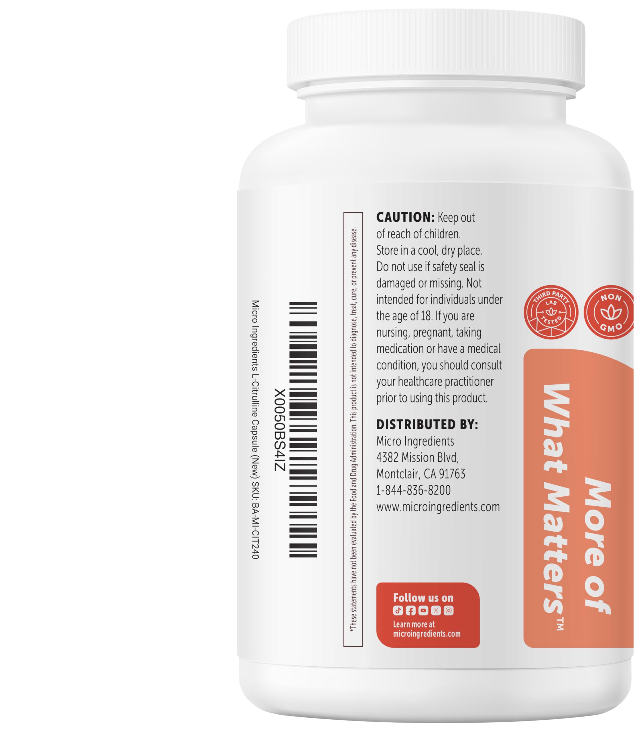 Micro Ingredients persona tomando cápsula en gimnasio para rutina activa