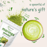 Micro Ingredients espolvoreando moringa sobre ensalada, agrega nutrientes vegetales