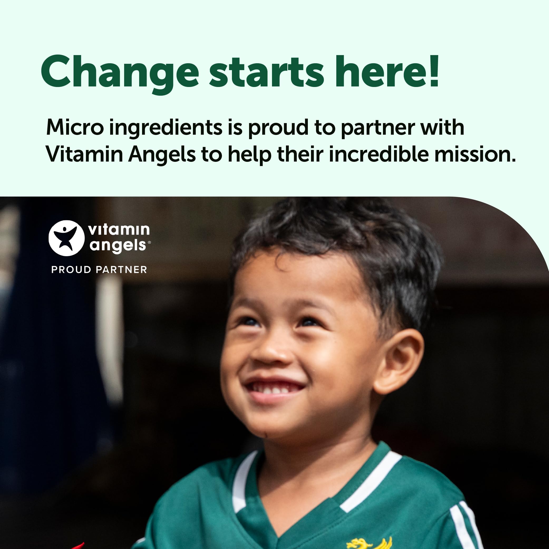 Micro Ingredients frasco en mesa de bienestar ambientado como suplemento diario