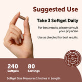 Micro Ingredients softgels en mano para comparar tamaño y comodidad