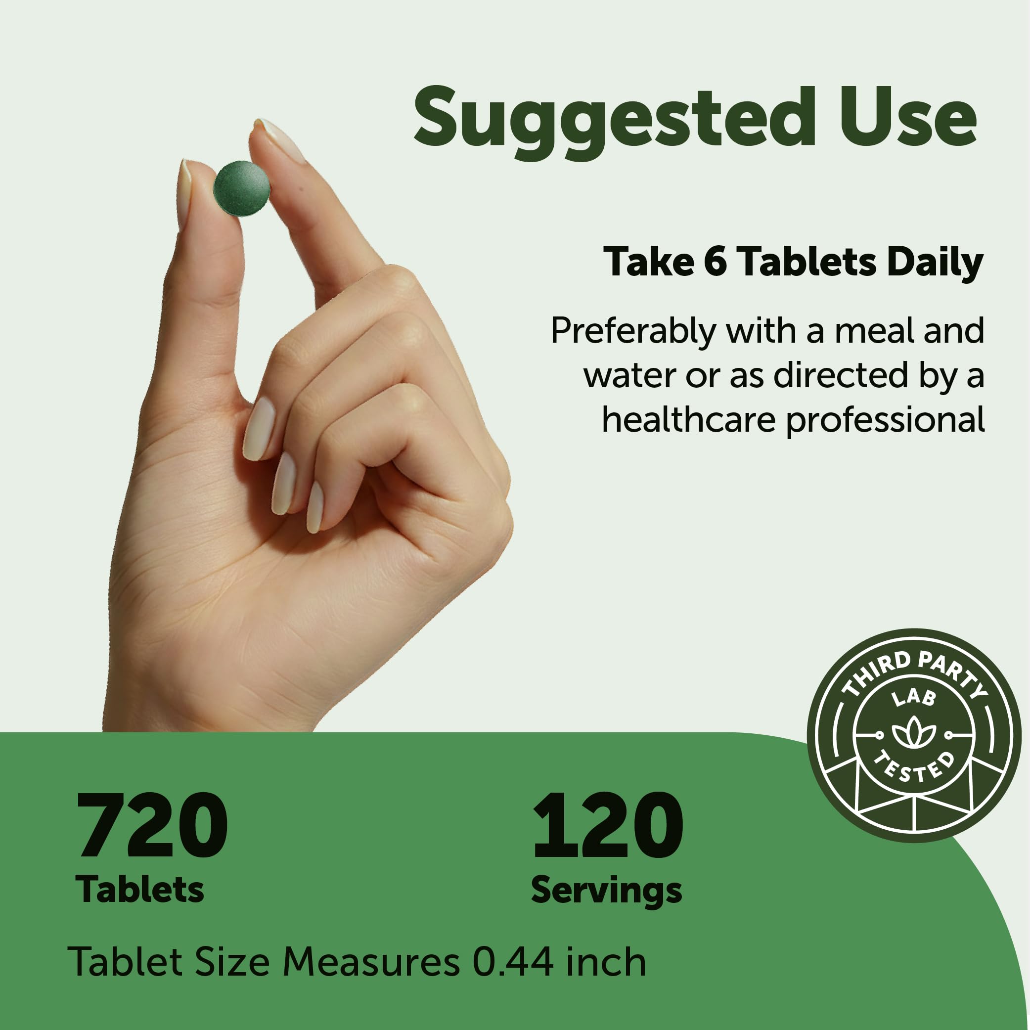 Micro Ingredients spirulina persona tomando tabletas con agua