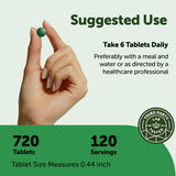 Micro Ingredients spirulina persona tomando tabletas con agua