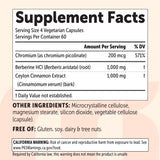 Micro Ingredients cápsulas en mano para comparar tamaño y facilidad de consumo