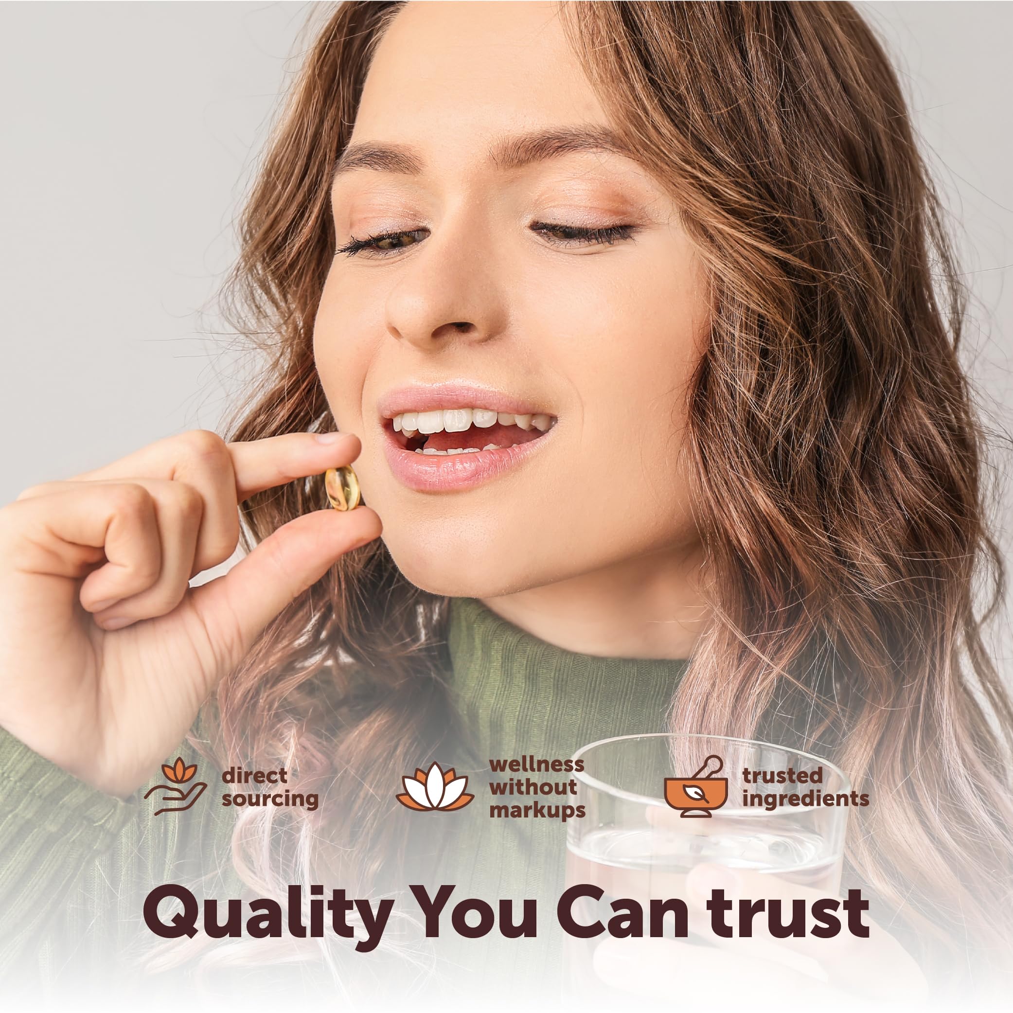 Micro Ingredients softgels junto a una regla para comparar tamaño y dosis