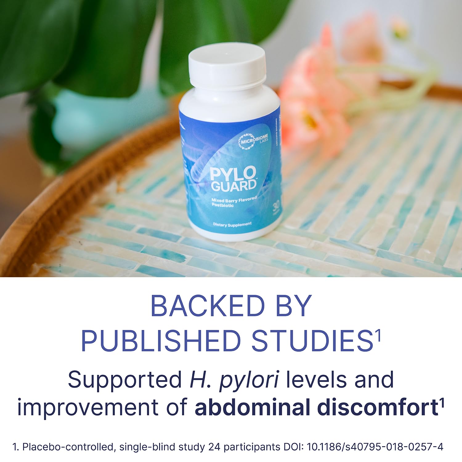 Microbiome Labs PyloGuard cápsula en mano para comparar tamaño y dosis diaria
