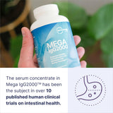 Microbiome Labs cápsula en mano durante rutina matinal, apoyo diario