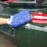 Microfiber Madness manopla en uso sobre coche, lubricación visible