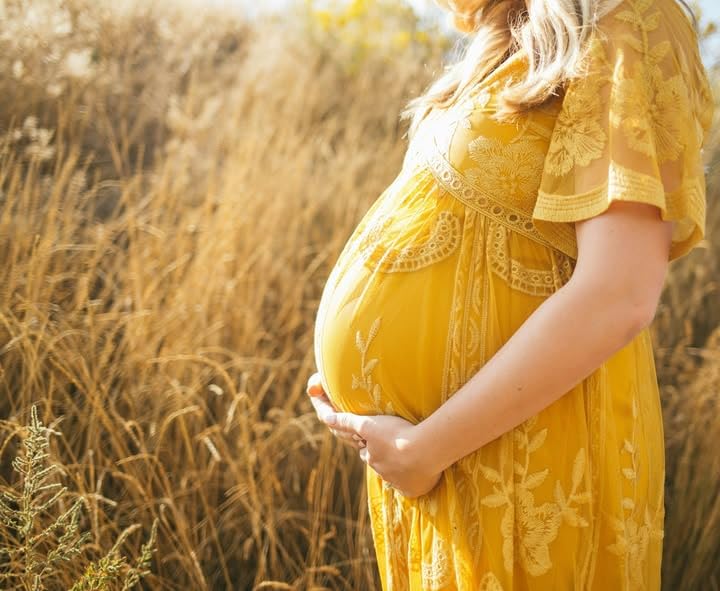 Midwife Made Naturals al lado de regla para comparar tamaño y portabilidad