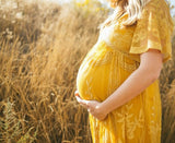 Midwife Made Naturals al lado de regla para comparar tamaño y portabilidad