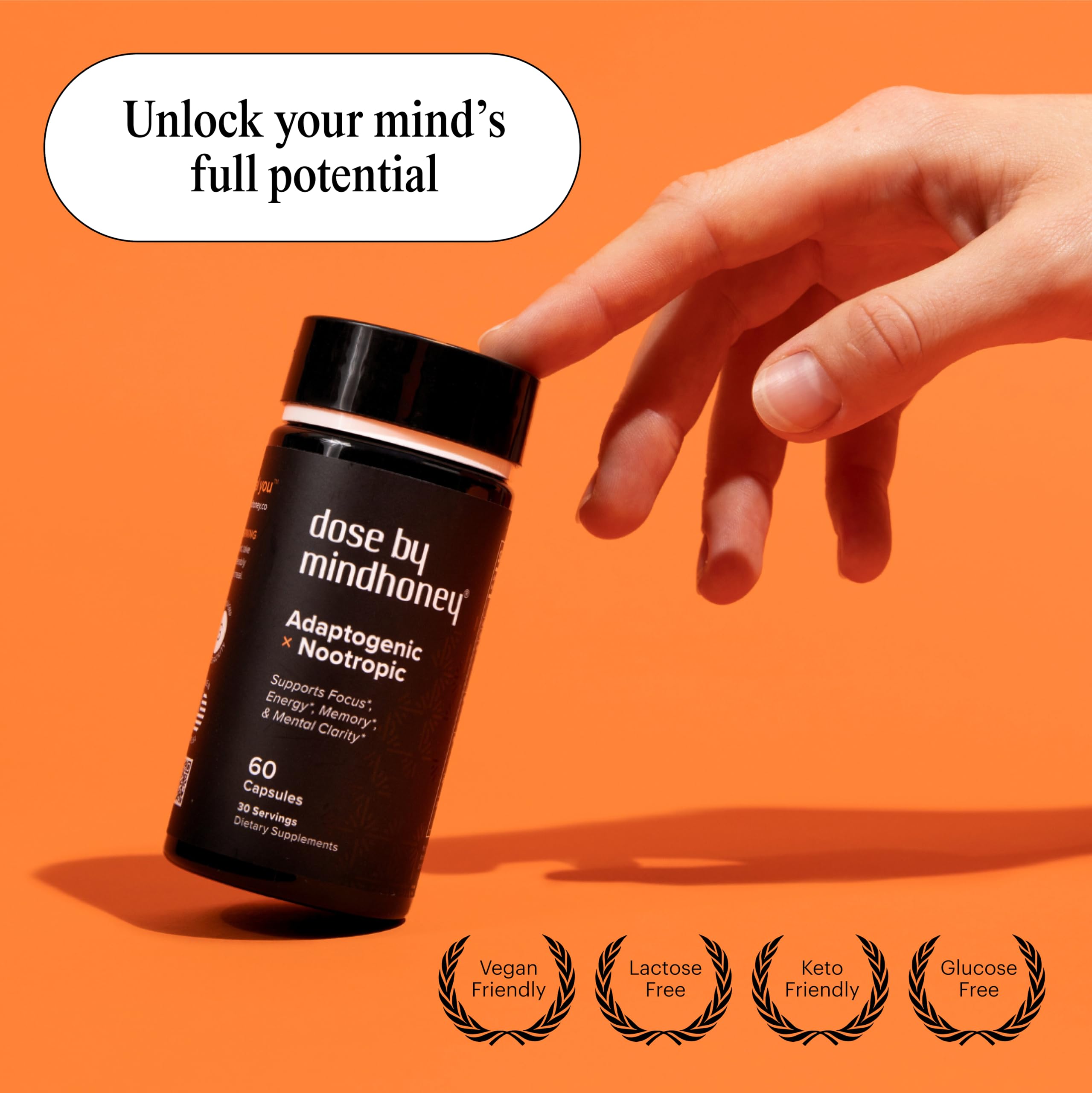 MINDHONEY cápsula en mano para comparar tamaño y facilidad de ingestión