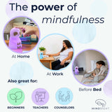 Mindsight Breathing Buddha en mesita de noche con luz tenue, favorece rutina de calma