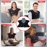 Mingraro persona usando la envoltura en el sofá para relax y conveniencia