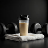 Minimalist batido preparado con proteína de soja mostrando integración suave y sabor neutro