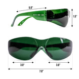 Mito Red Light gafas junto a mano para comparar tamaño y ergonomía