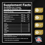 MMA Nutrition atleta preparando bebida antes de sesión intensa